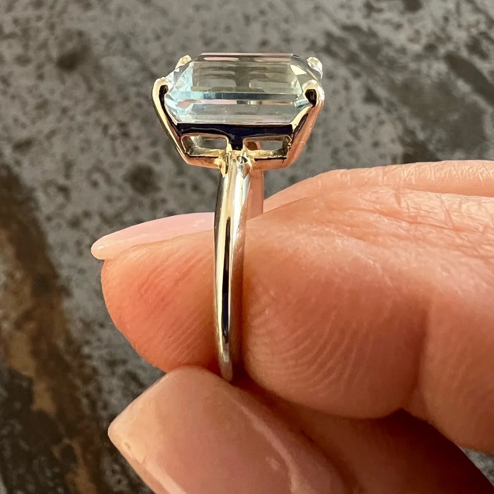 14kt White Gold Aquamarine Ring with Clear 5 carat Stone
Stamped 14kt - Picture 7 of 12